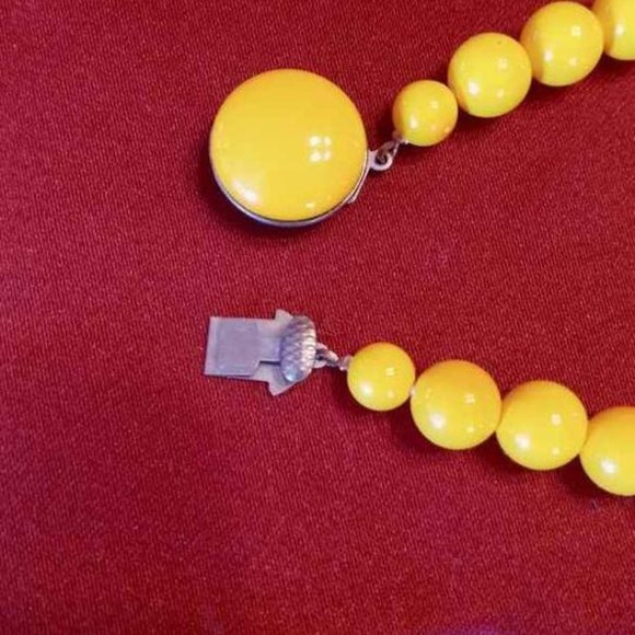 VTG 60'S RETRO CANARY YELLOW PLASTIC BEADS W/ROUND CLASP W/CABOCHON - Picture 2 of 8